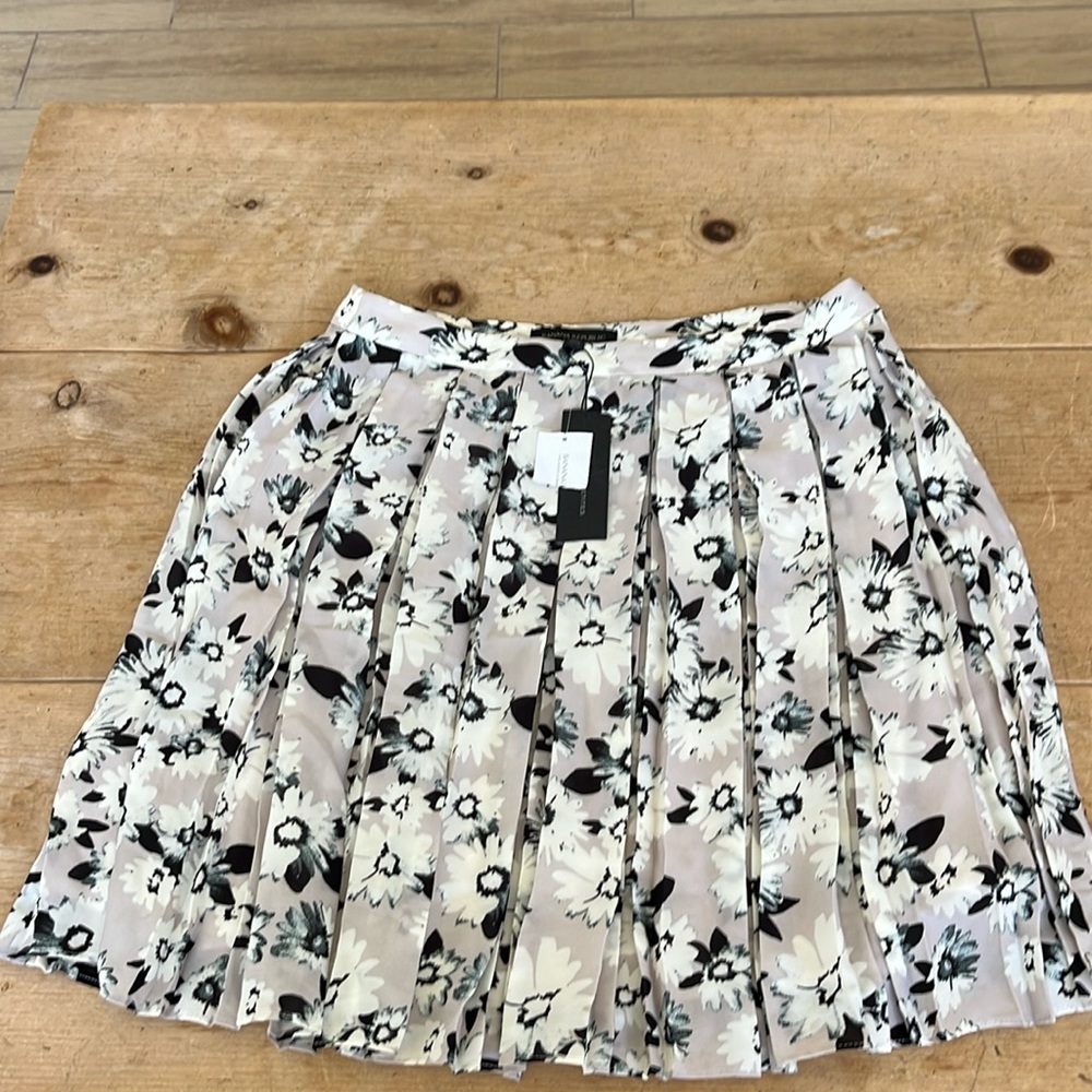 Pleated Banana Republic short floral skirt. Size 2